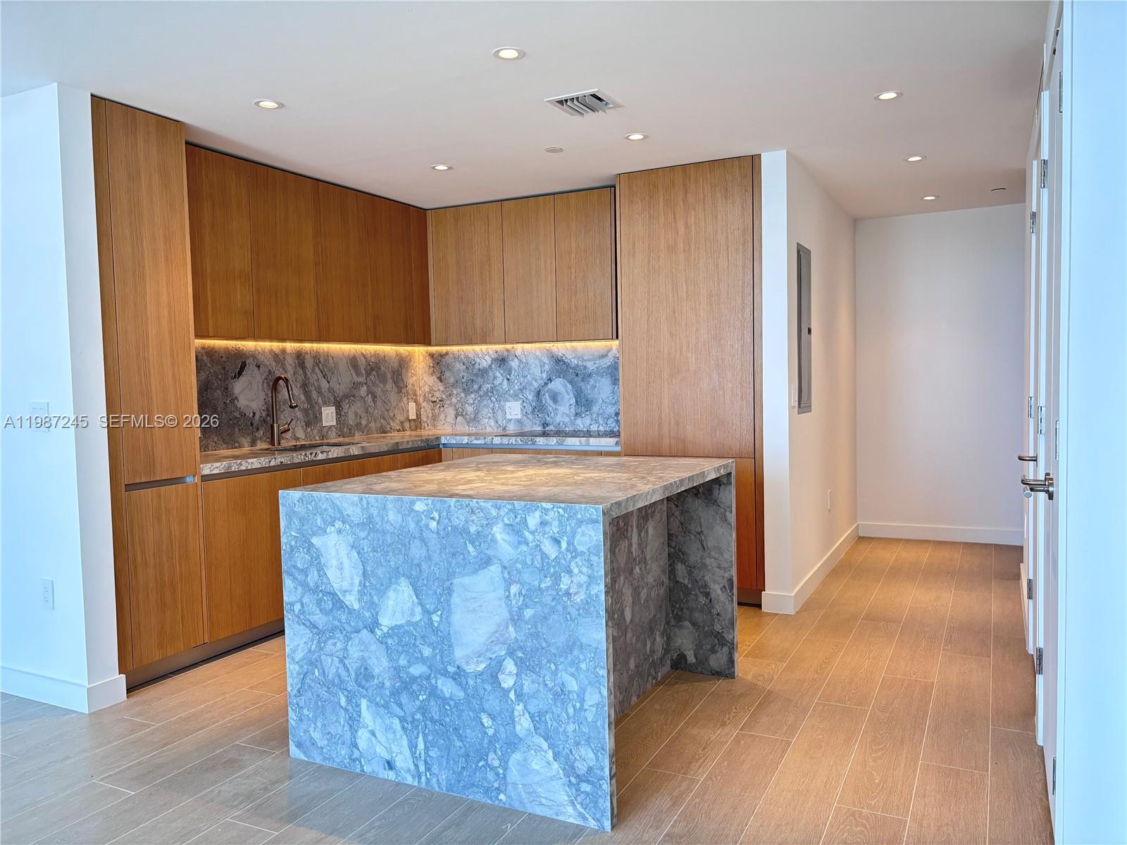 500 Alton Rd #2402 Miami Beach, FL 33139