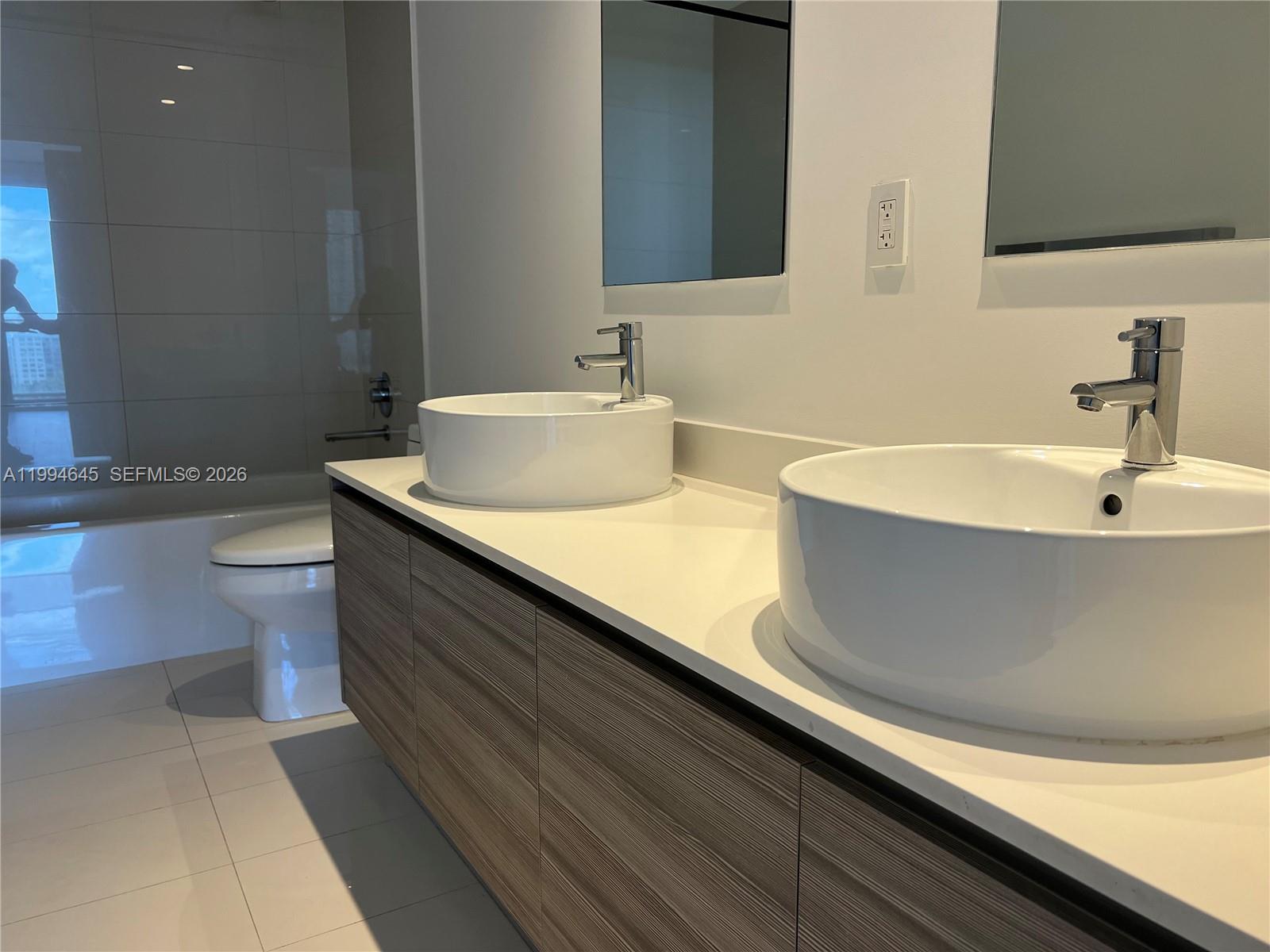 121 NE 34th St #1207 Miami, FL 33137