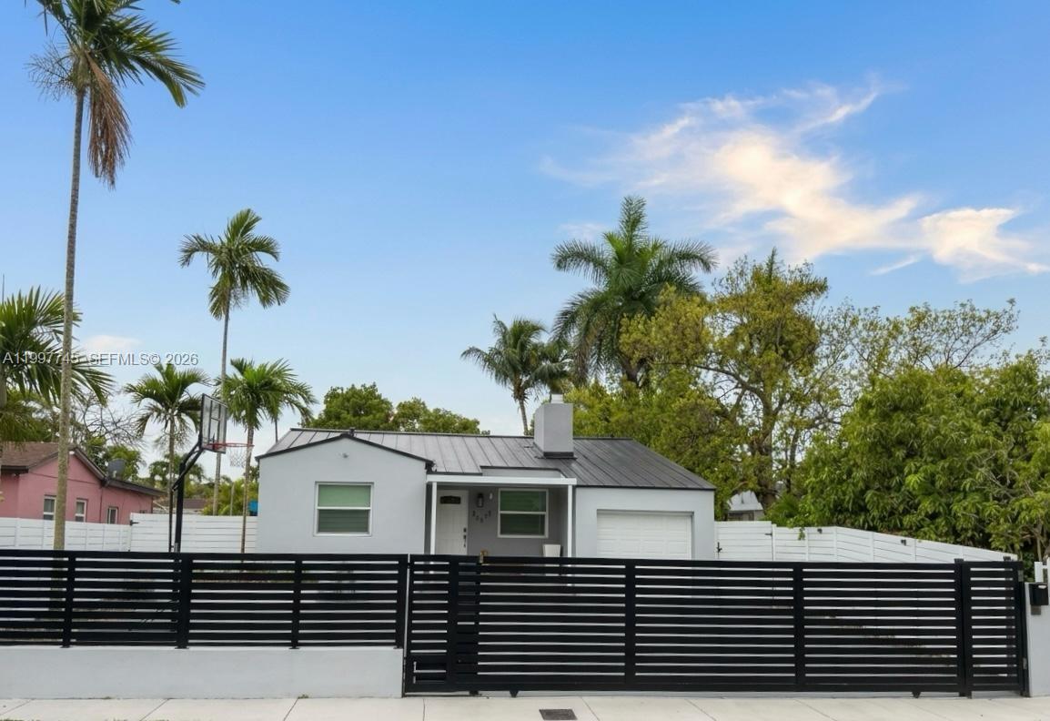 2376 NW 2nd St Miami, FL 33125