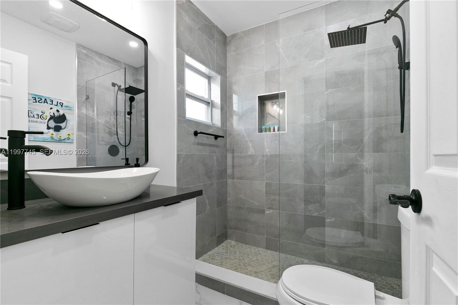 2376 NW 2nd St Miami, FL 33125