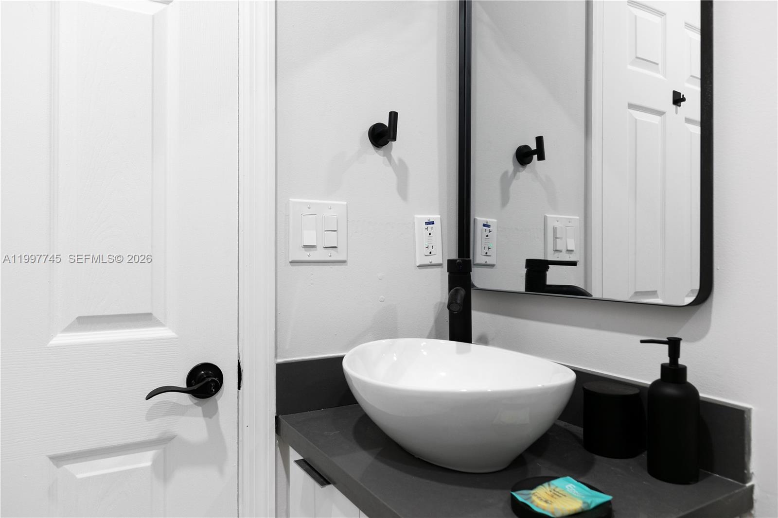 2376 NW 2nd St Miami, FL 33125