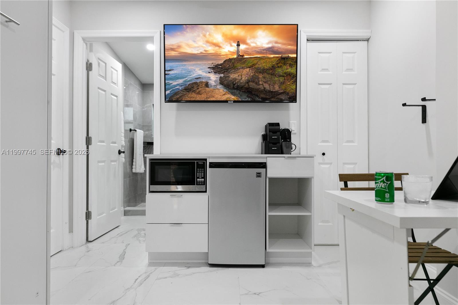 2376 NW 2nd St Miami, FL 33125