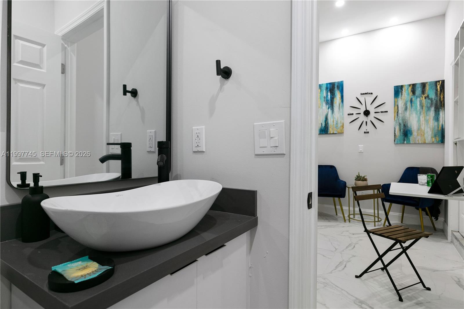 2376 NW 2nd St Miami, FL 33125