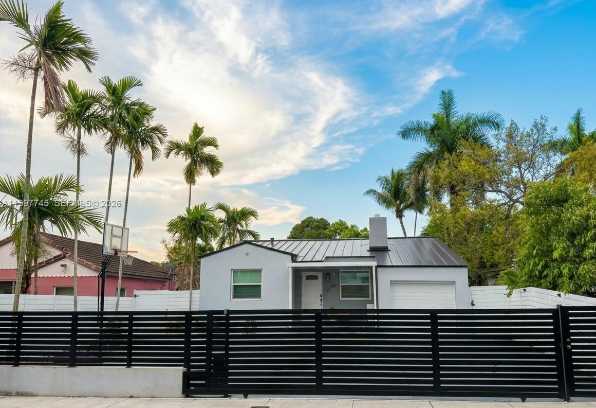 2376 NW 2nd St Miami, FL 33125