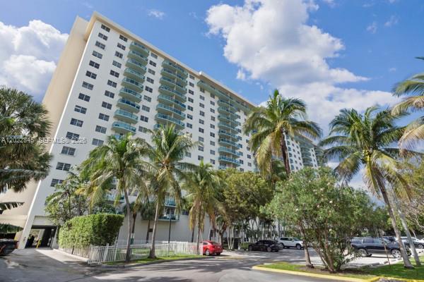 19390 Collins Ave #817