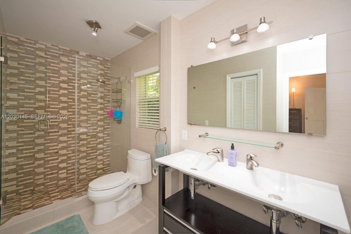 423 Alhambra Cir Coral Gables, FL 33134