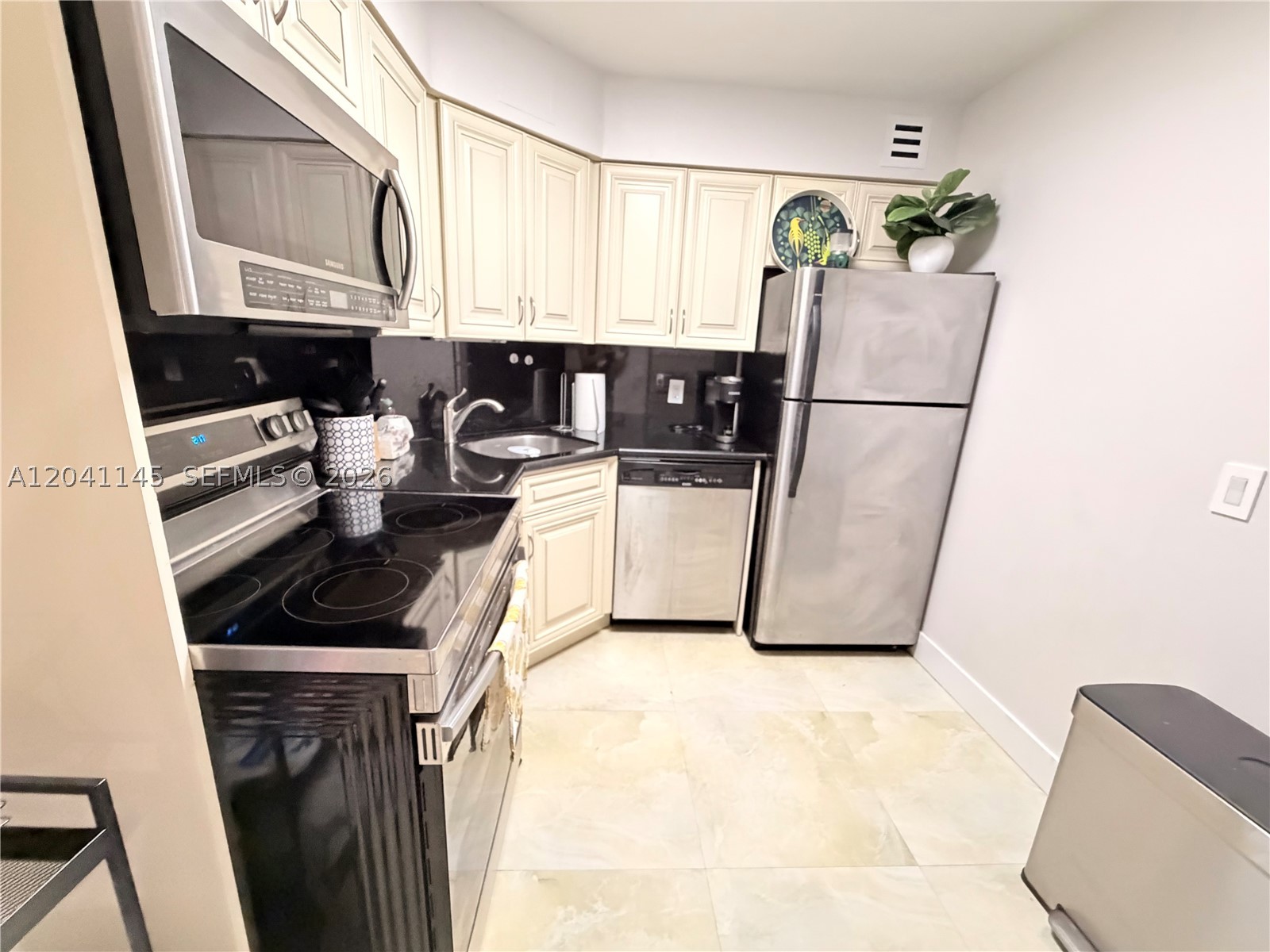 5225 Collins Ave #914 Miami Beach, FL 33140