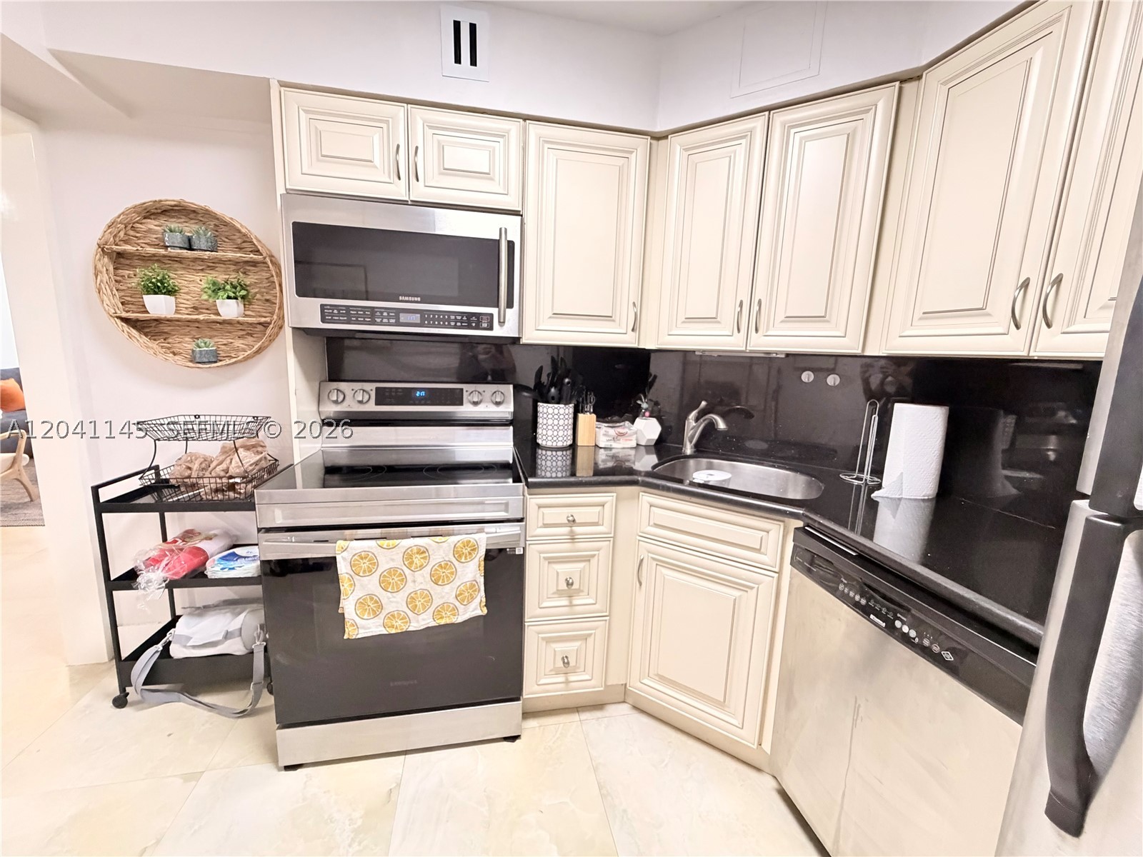 5225 Collins Ave #914 Miami Beach, FL 33140