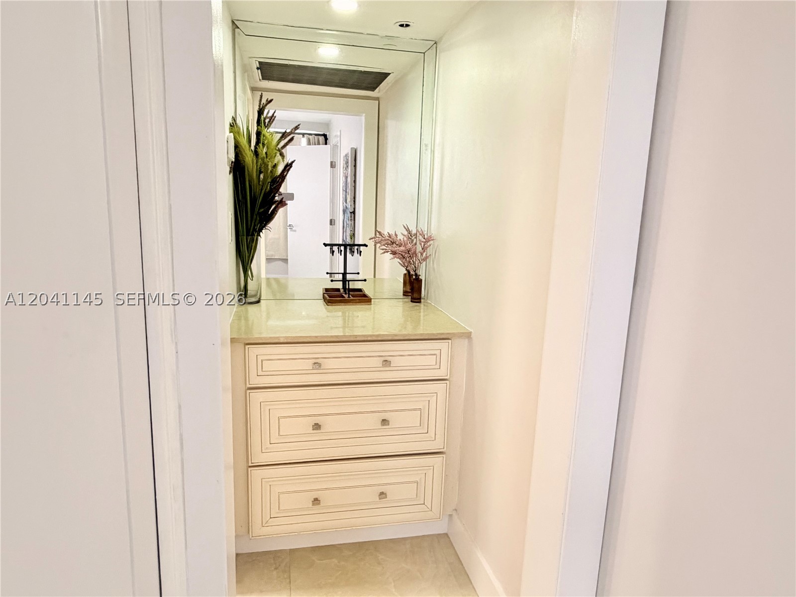 5225 Collins Ave #914 Miami Beach, FL 33140