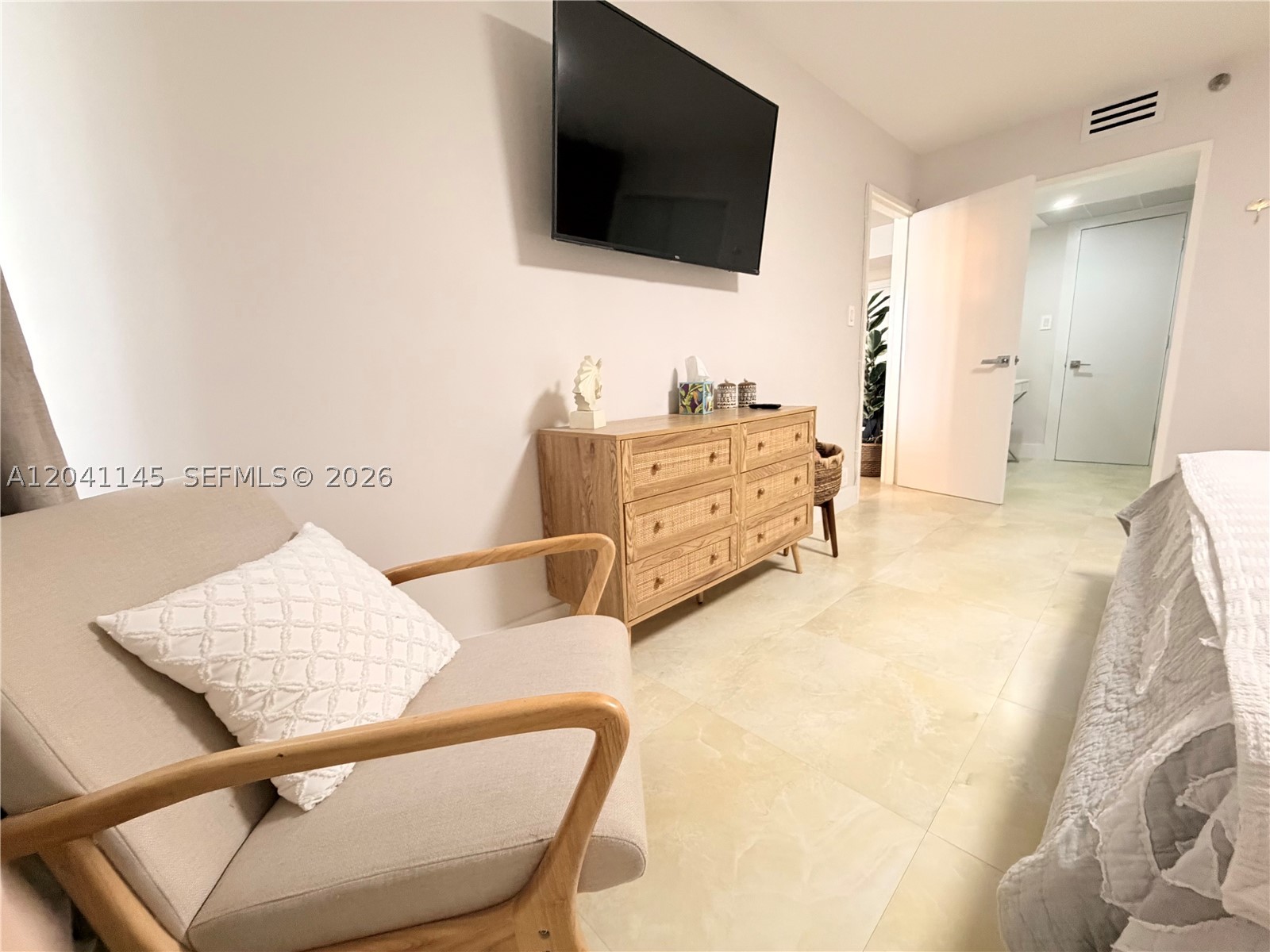5225 Collins Ave #914 Miami Beach, FL 33140