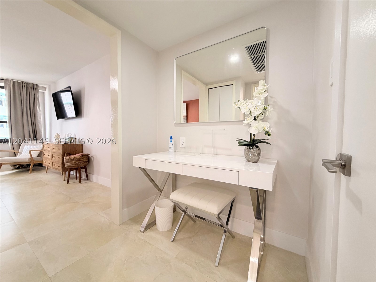 5225 Collins Ave #914 Miami Beach, FL 33140