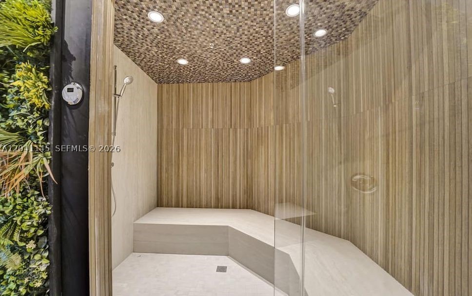5225 Collins Ave #914 Miami Beach, FL 33140