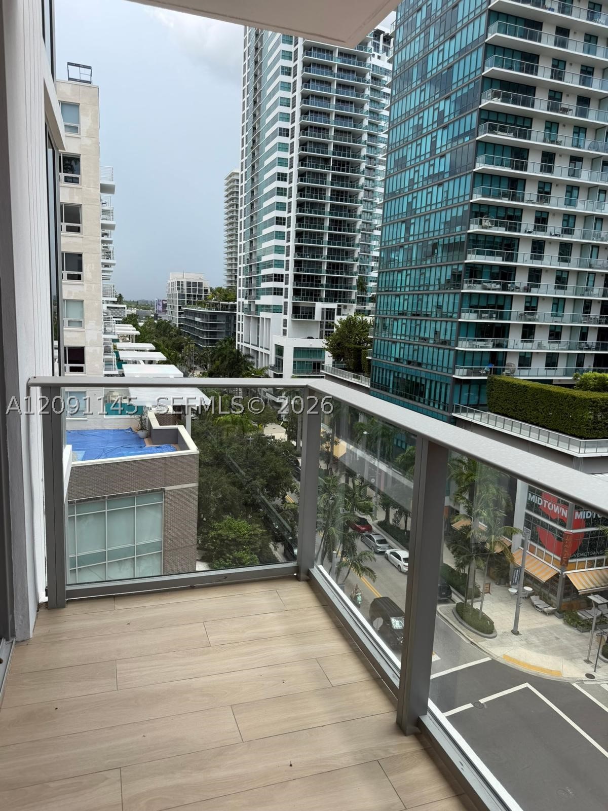 90 NE 32nd St #812