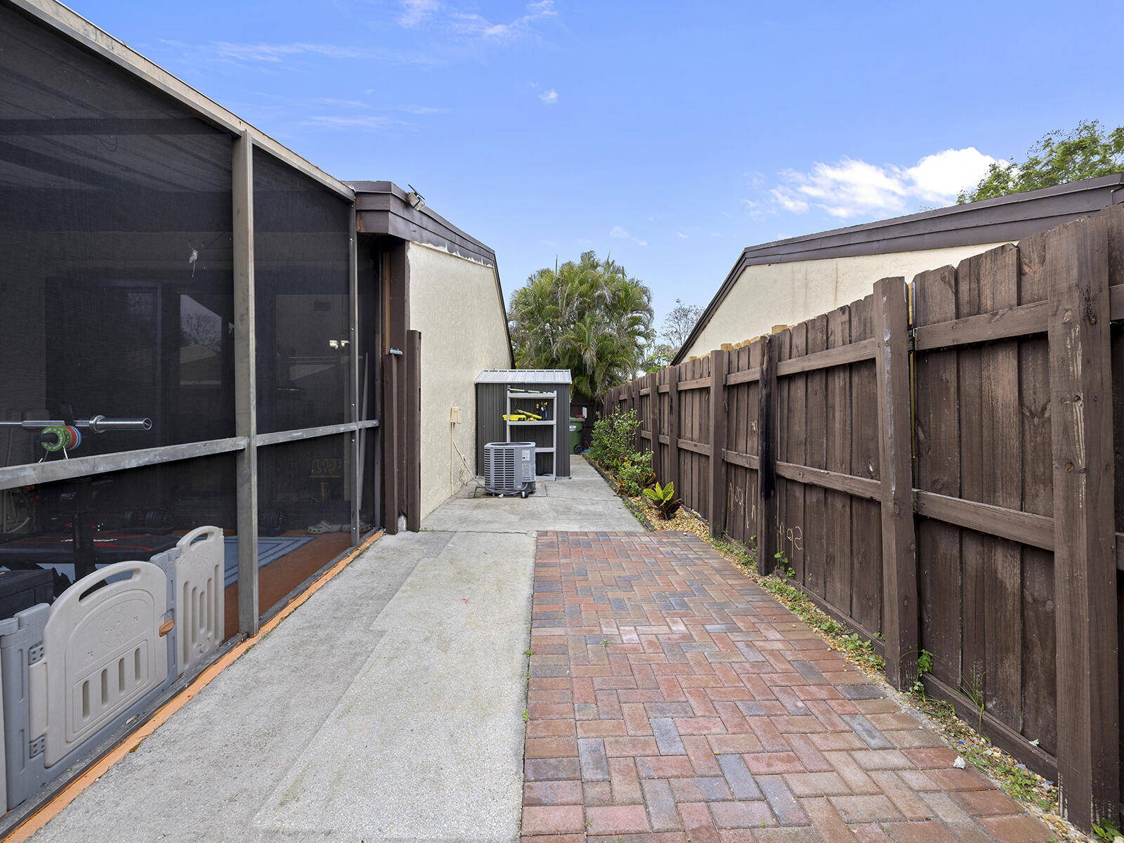 2331 Peach Pembroke Pines, FL 33026