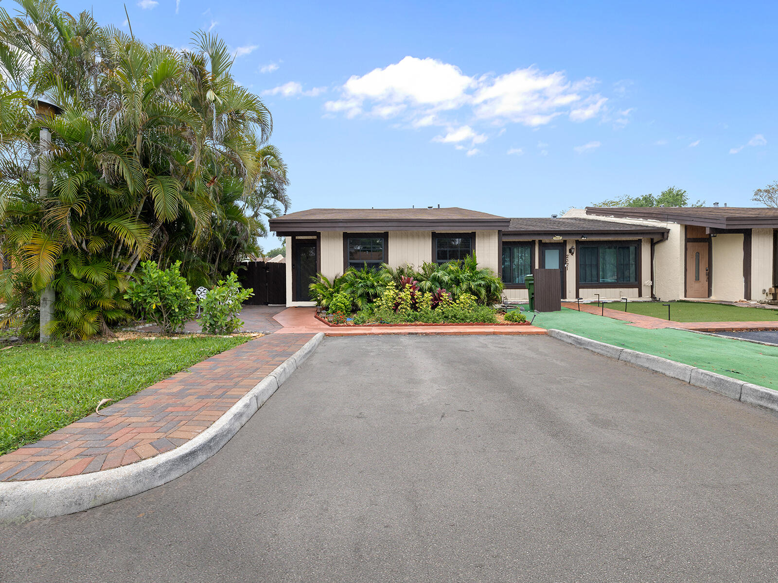 2331 Peach Pembroke Pines, FL 33026