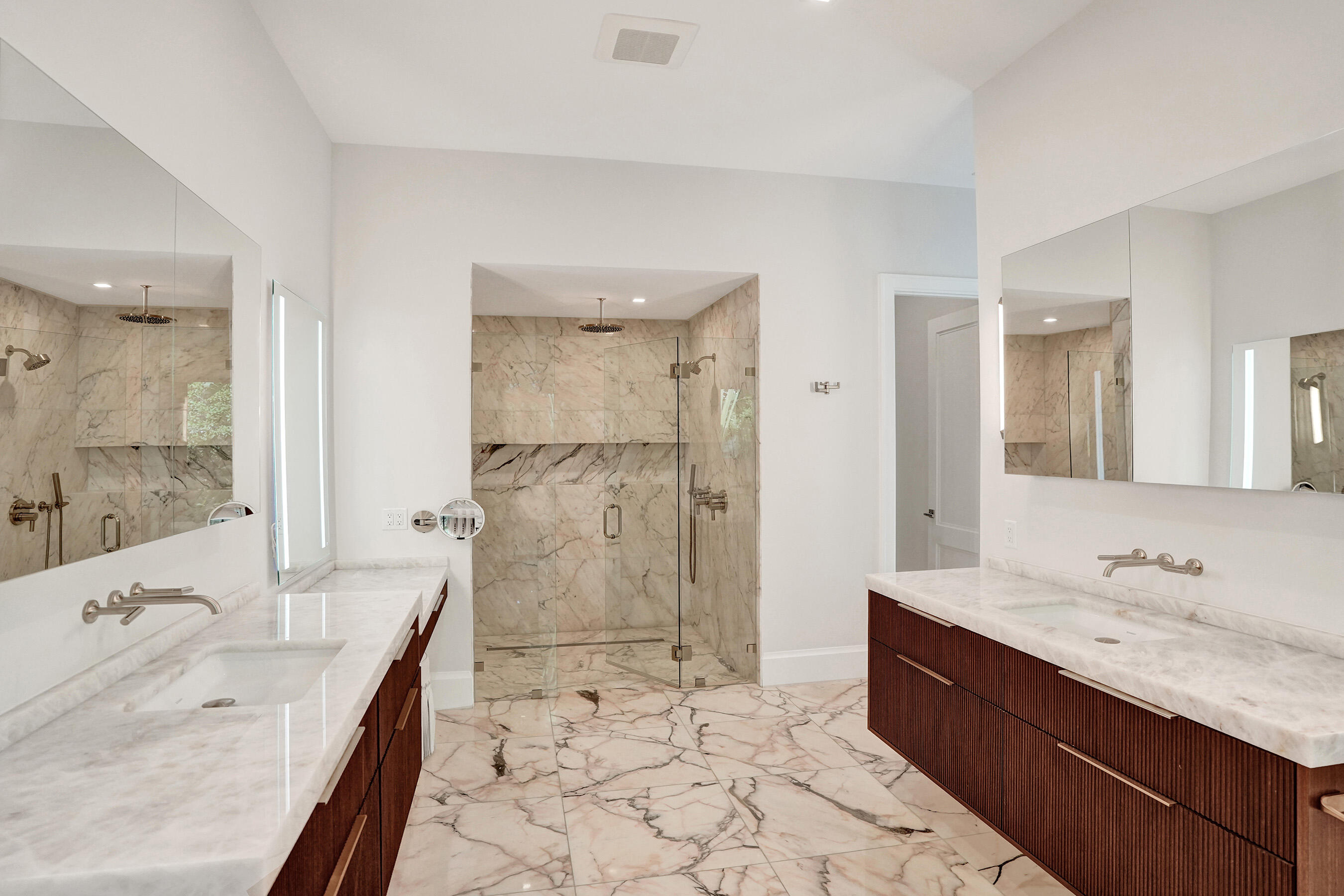 7 Tahoe Ln Sea Ranch Lakes, FL 33308
