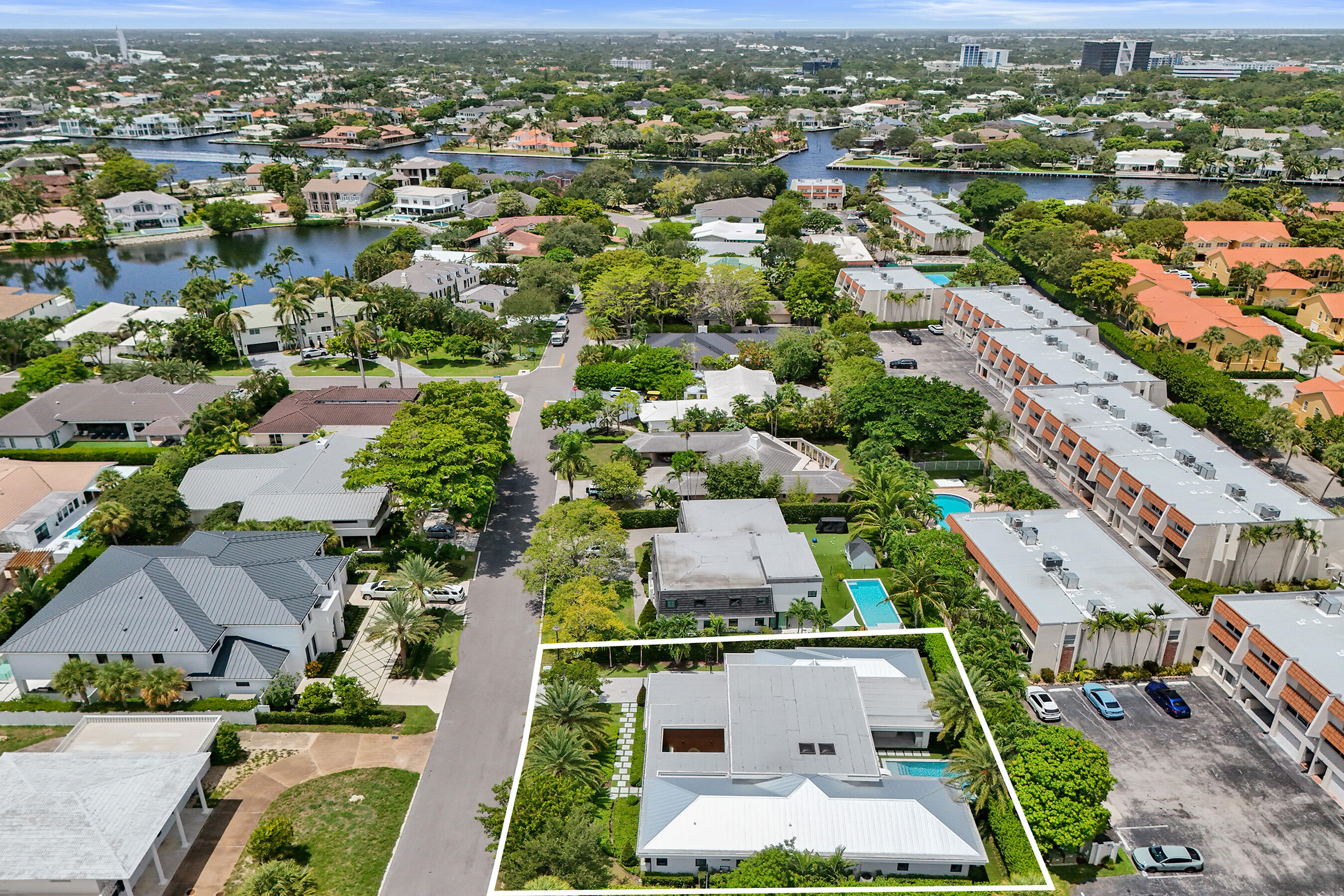 7 Tahoe Ln Sea Ranch Lakes, FL 33308