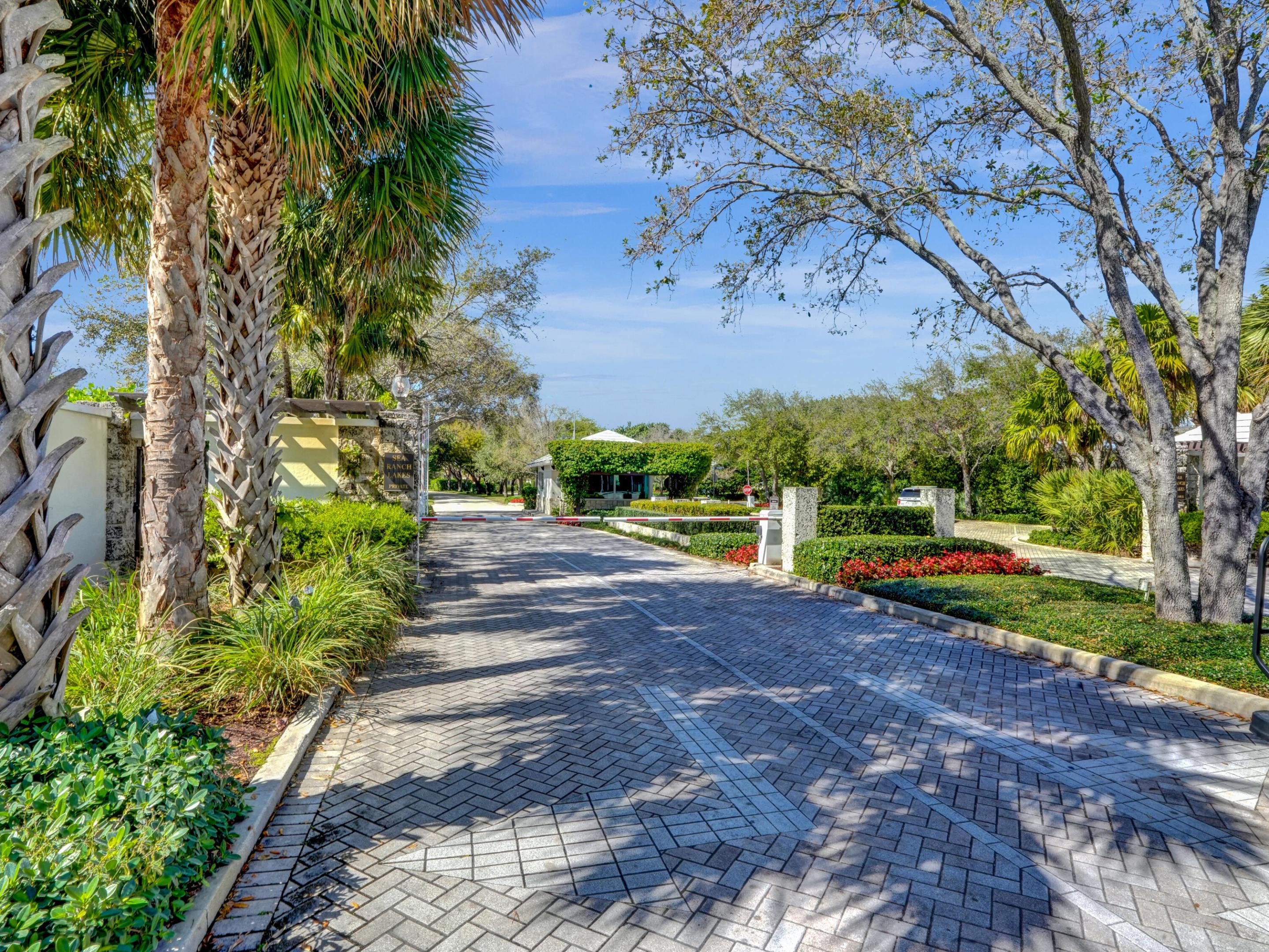 7 Tahoe Ln Sea Ranch Lakes, FL 33308