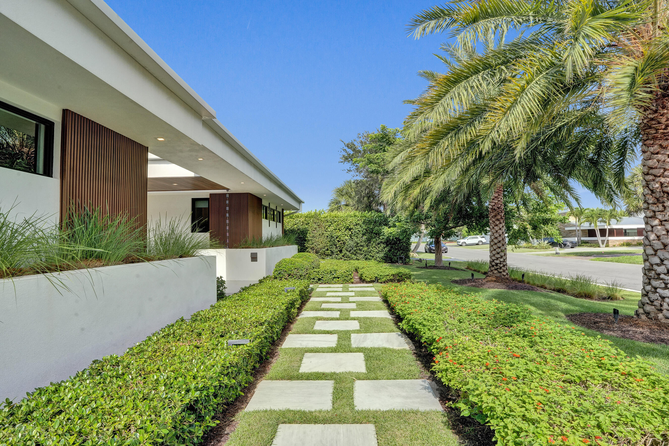 7 Tahoe Ln Sea Ranch Lakes, FL 33308