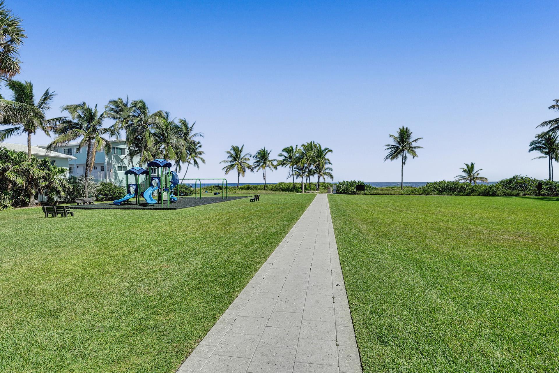7 Tahoe Ln Sea Ranch Lakes, FL 33308