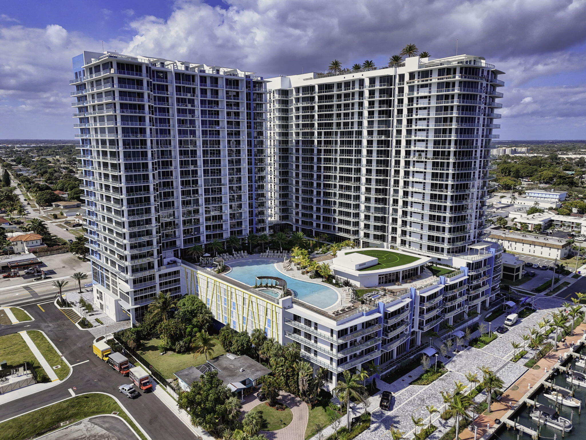 220 Lake Shr Dr #609 Lake Park, FL 33403