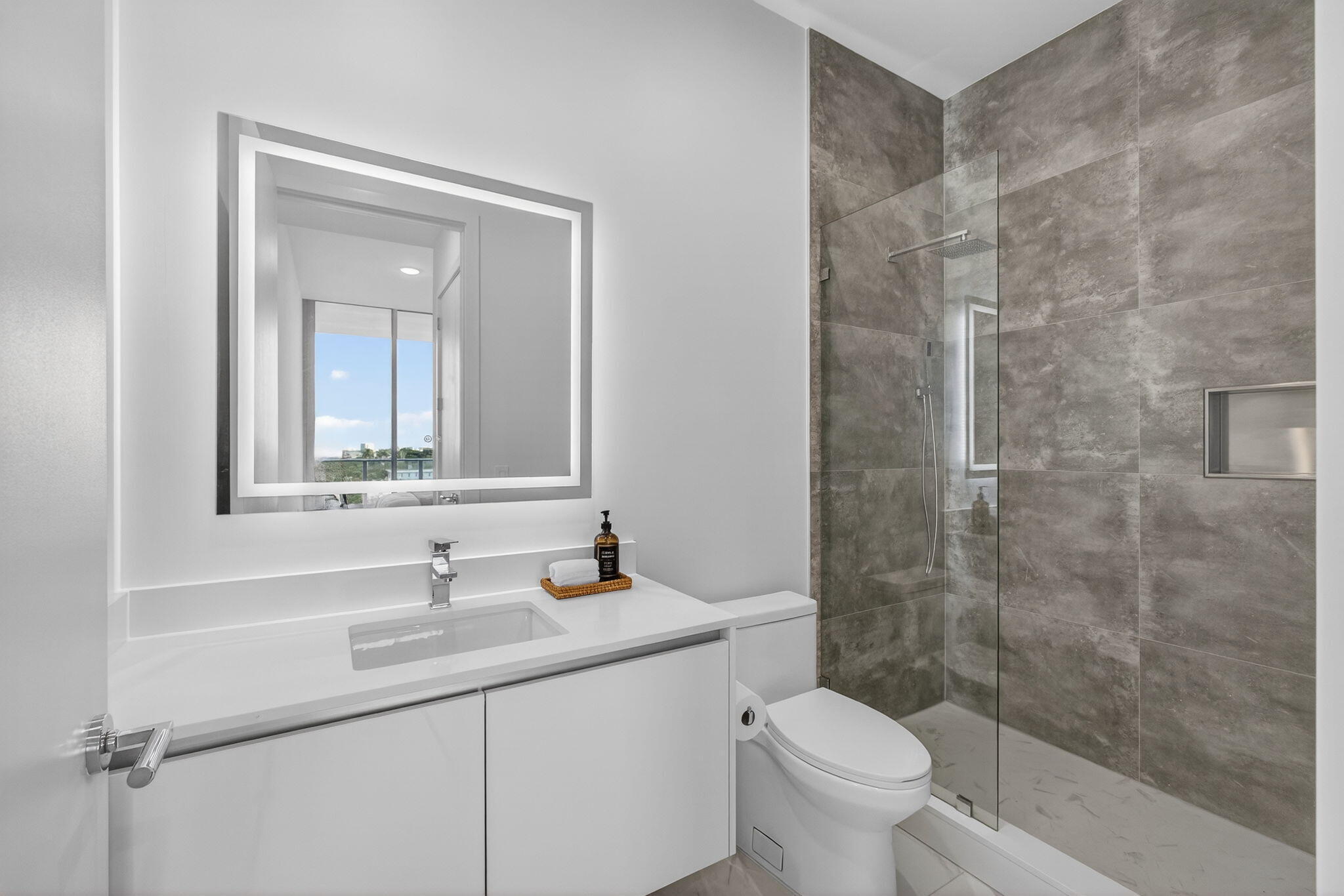 220 Lake Shr Dr #609 Lake Park, FL 33403