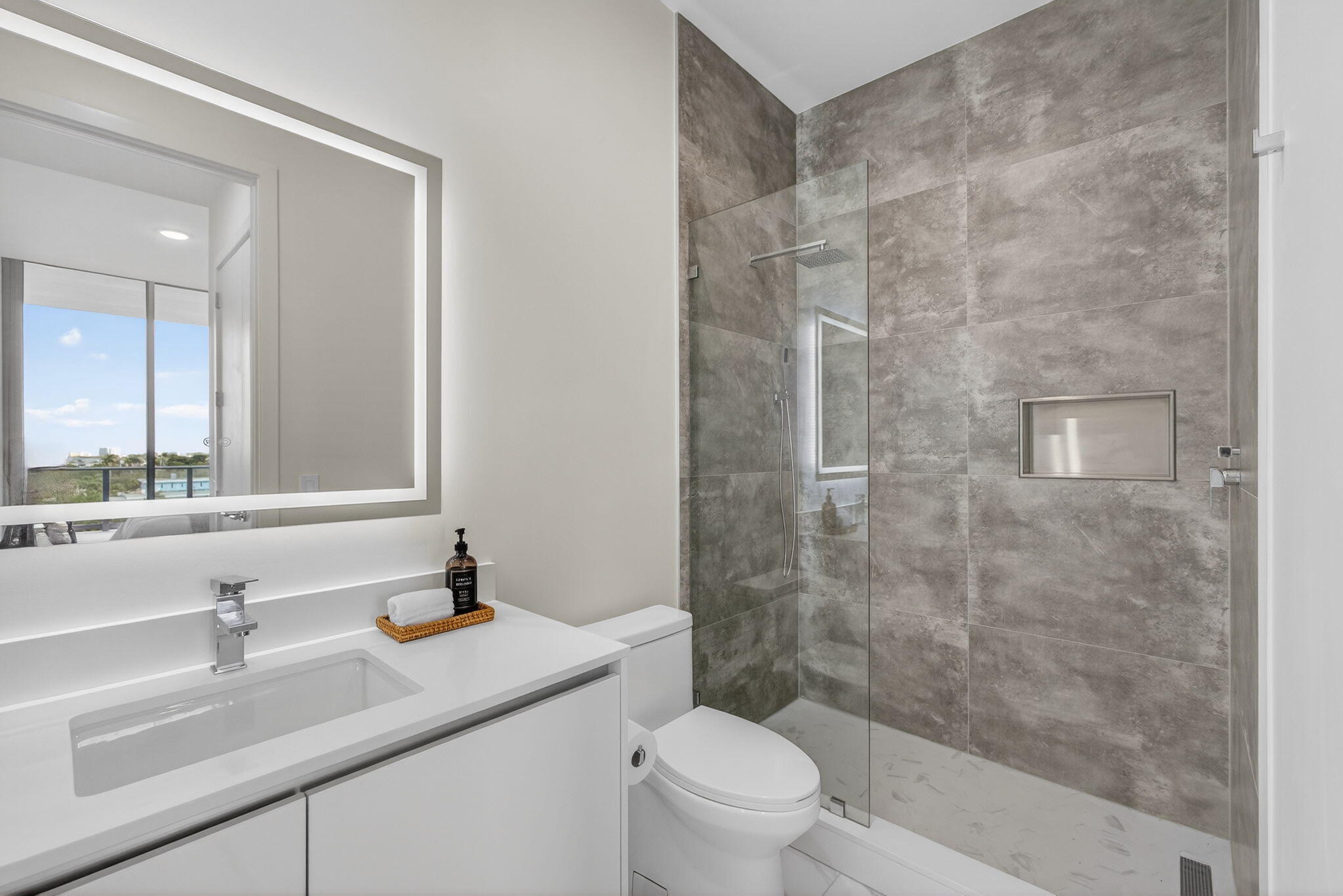 220 Lake Shr Dr #609 Lake Park, FL 33403