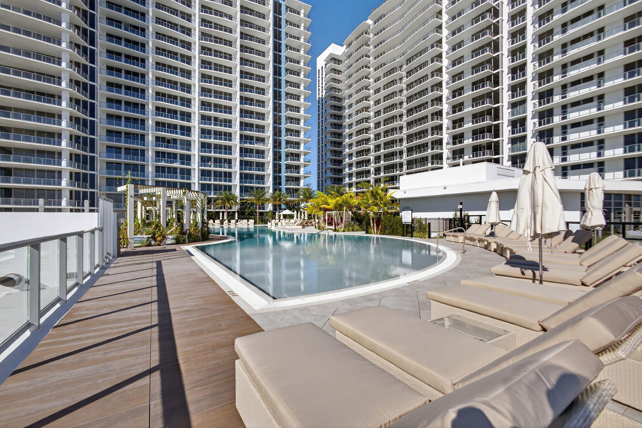 220 Lake Shr Dr #609 Lake Park, FL 33403