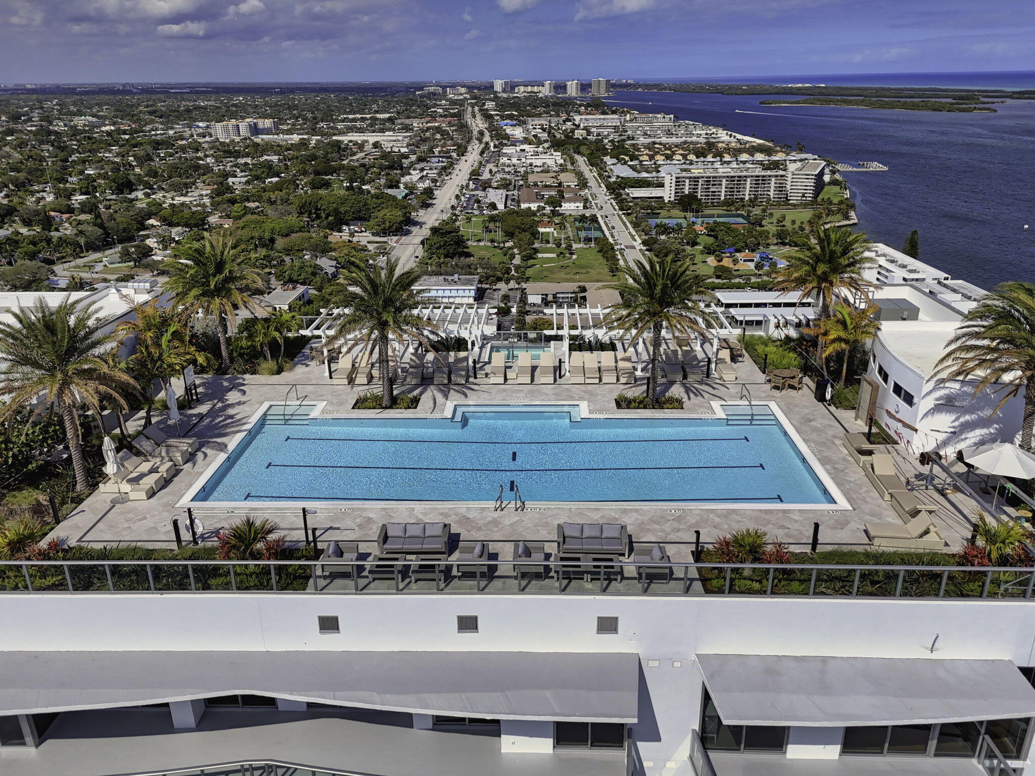 220 Lake Shr Dr #609 Lake Park, FL 33403