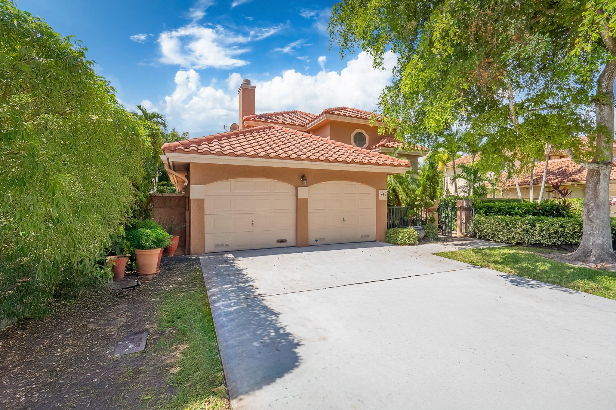 749 NW 40th Ter
