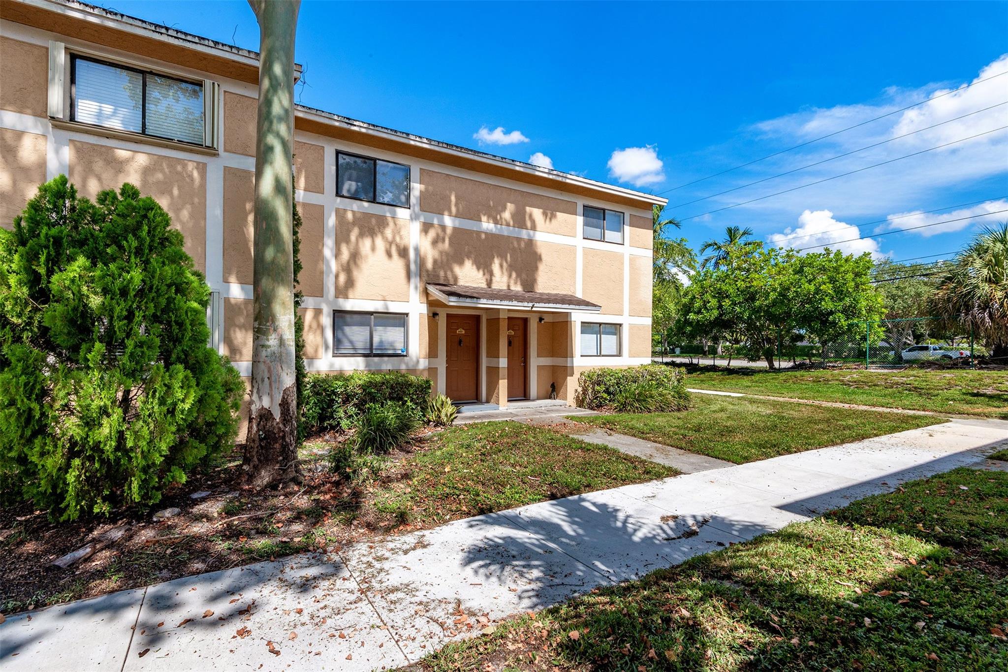 9481 Palm Cir