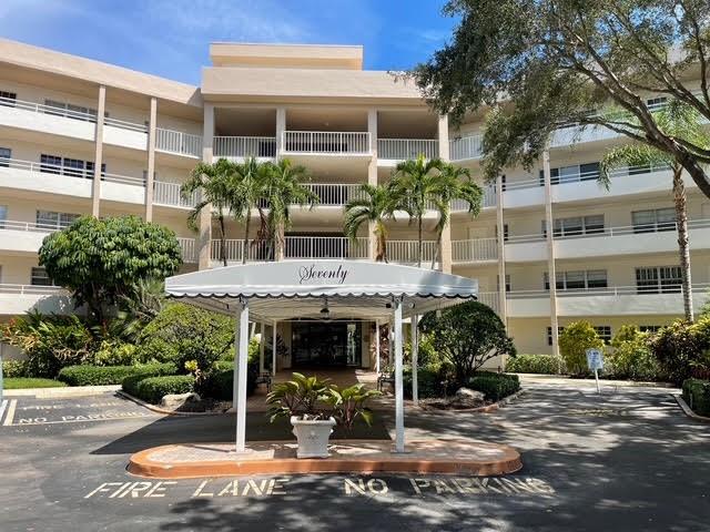 3800 Oaks Clubhouse Dr #202