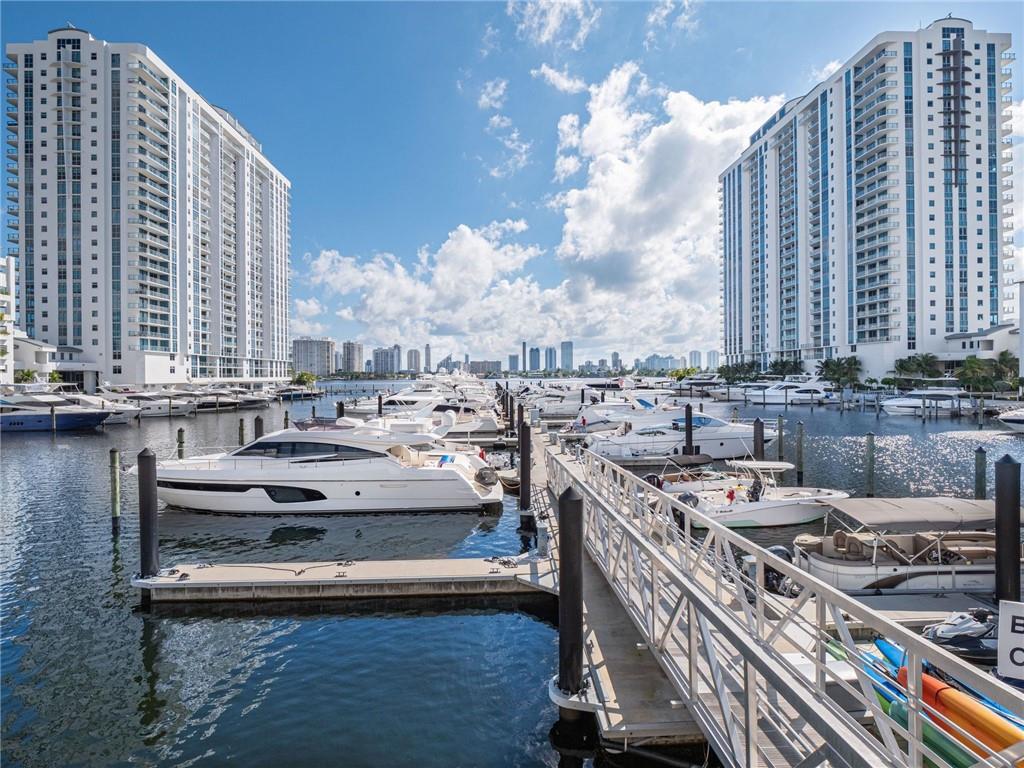 17111 Biscayne Blvd #2105 + 1 BOAT SLIP