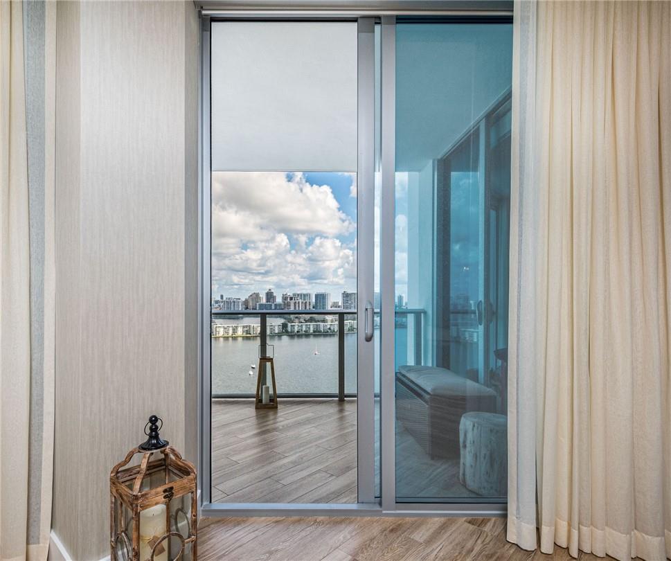 17111 Biscayne Blvd #2105 + 1 BOAT SLIP North Miami Beach, FL 33160