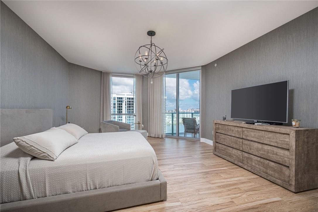 17111 Biscayne Blvd #2105 + 1 BOAT SLIP North Miami Beach, FL 33160