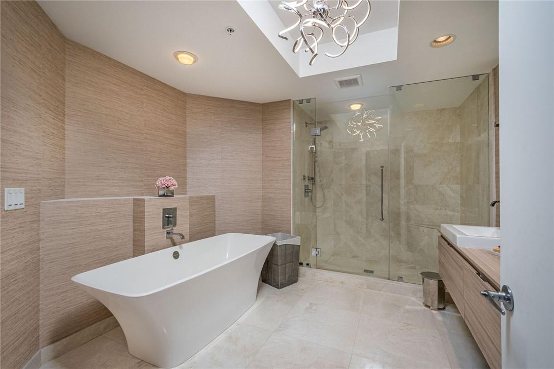 17111 Biscayne Blvd #2105 + 1 BOAT SLIP North Miami Beach, FL 33160