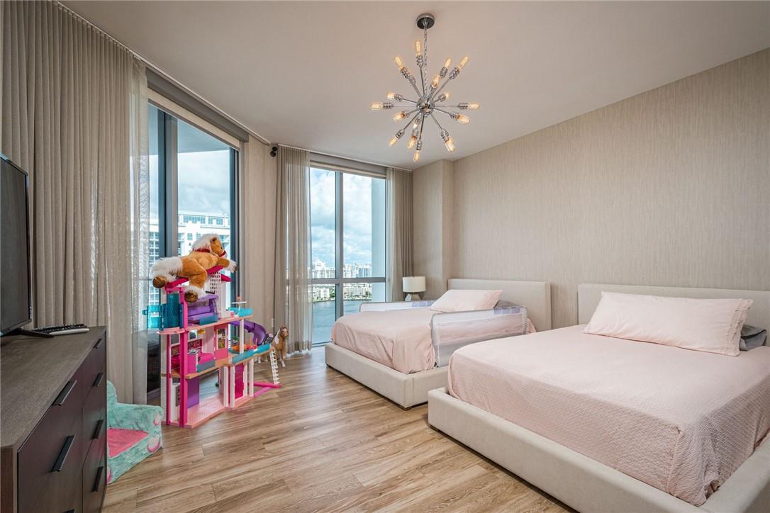 17111 Biscayne Blvd #2105 + 1 BOAT SLIP North Miami Beach, FL 33160