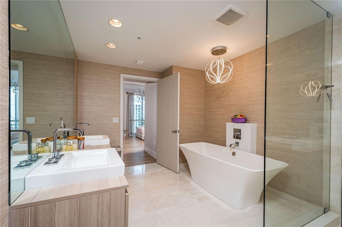 17111 Biscayne Blvd #2105 + 1 BOAT SLIP North Miami Beach, FL 33160