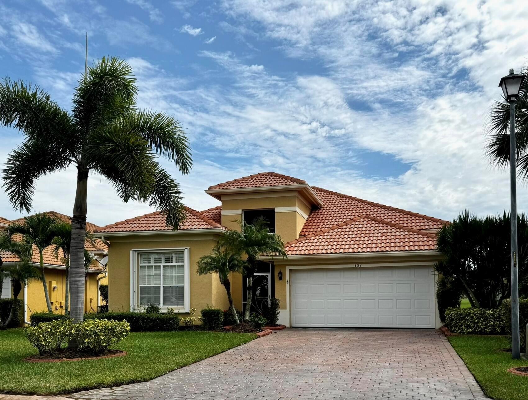 329 NW Somerset Cir