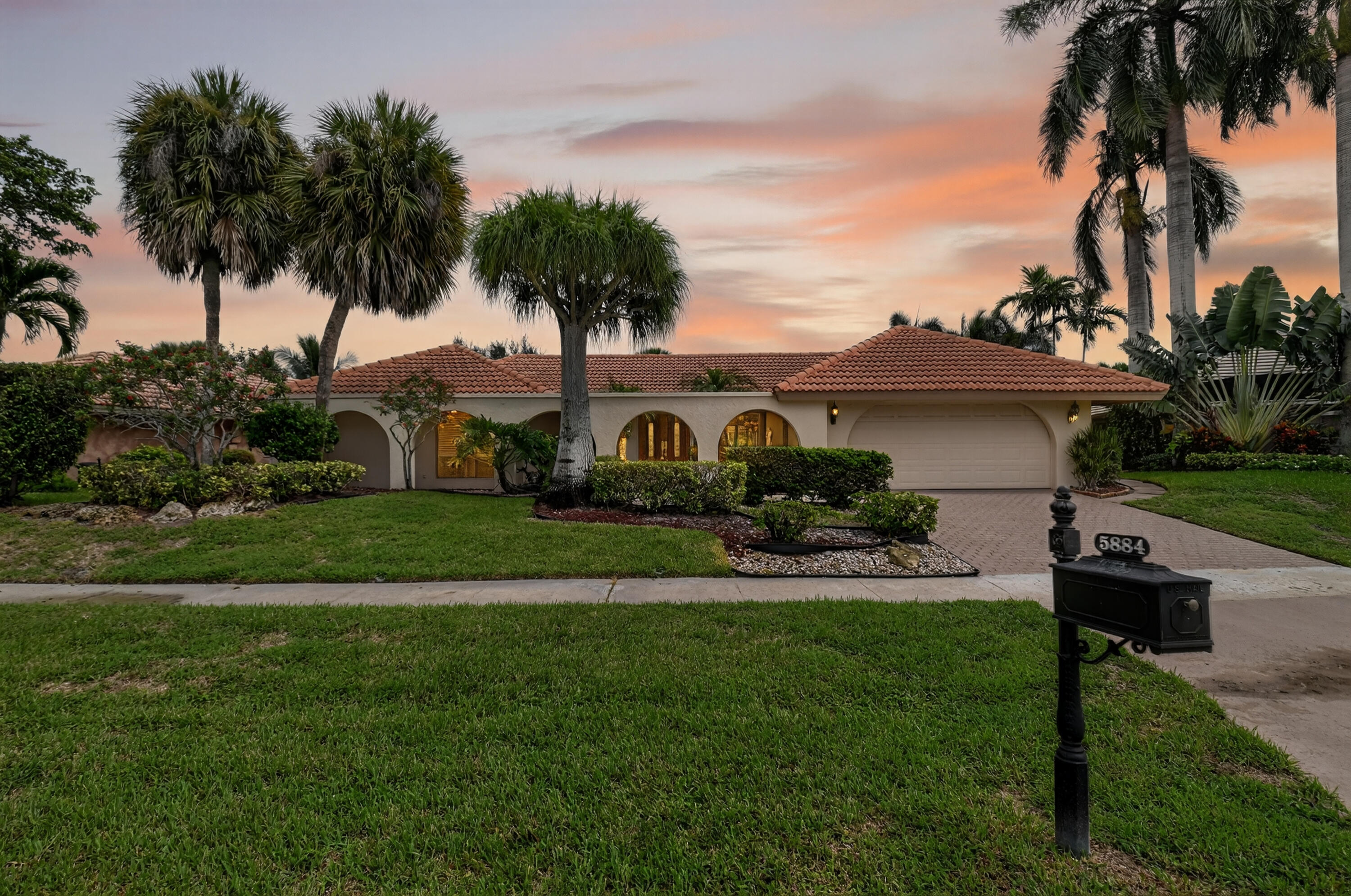 5884 Pinebrook Dr