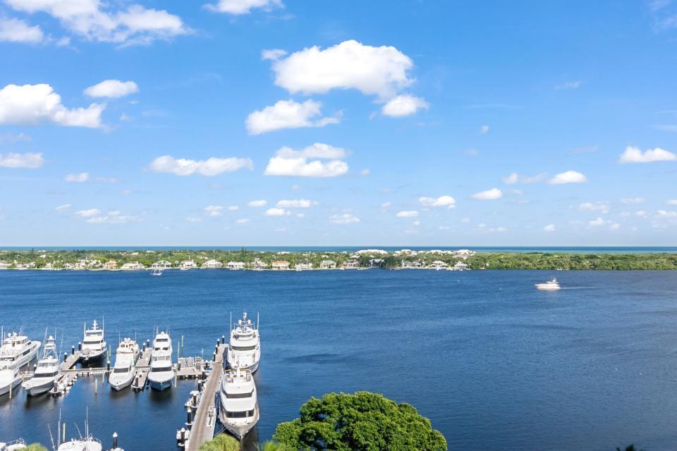 136 Lakeshore Dr #Ph10