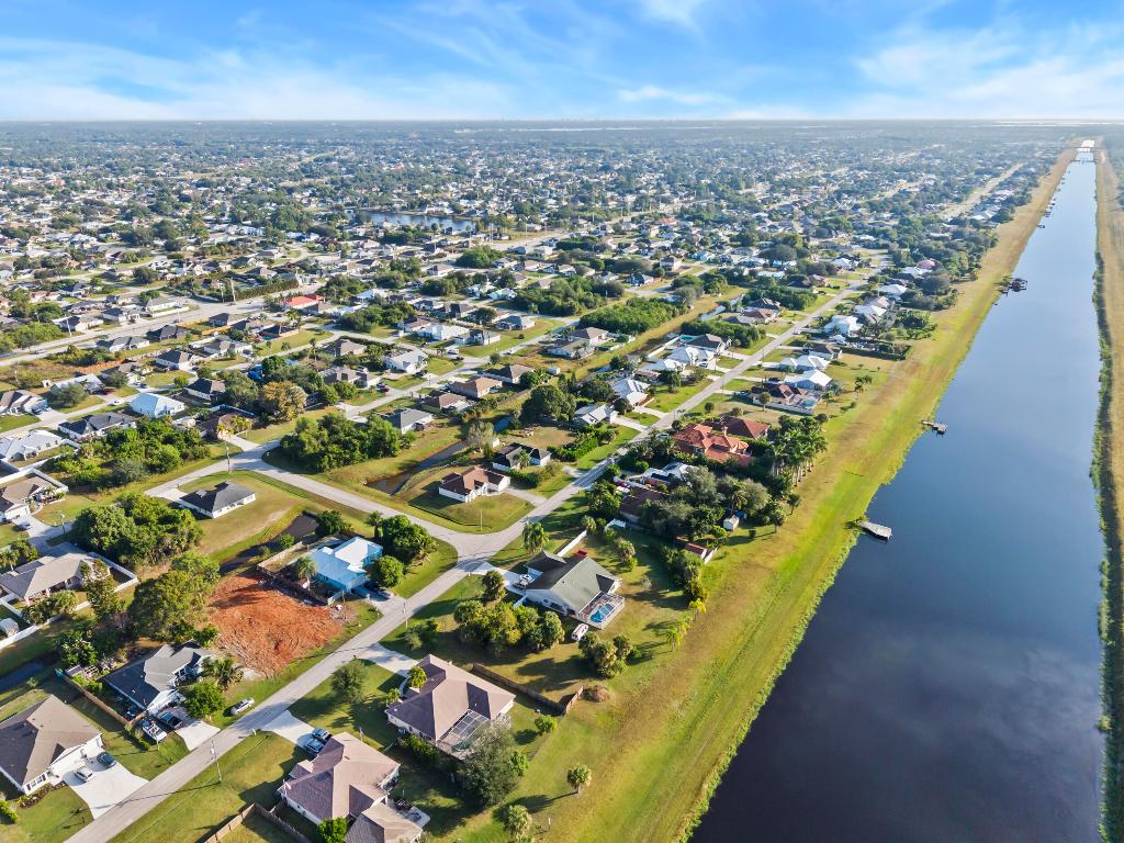 476 SW Crawfish Dr Port St Lucie, FL 34953