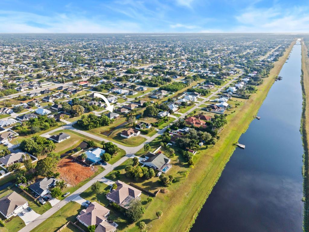 476 SW Crawfish Dr Port St Lucie, FL 34953