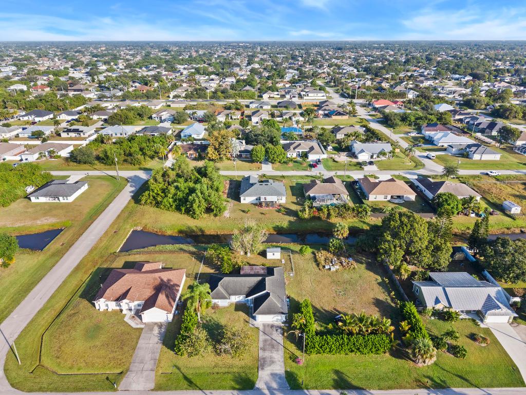 476 SW Crawfish Dr Port St Lucie, FL 34953