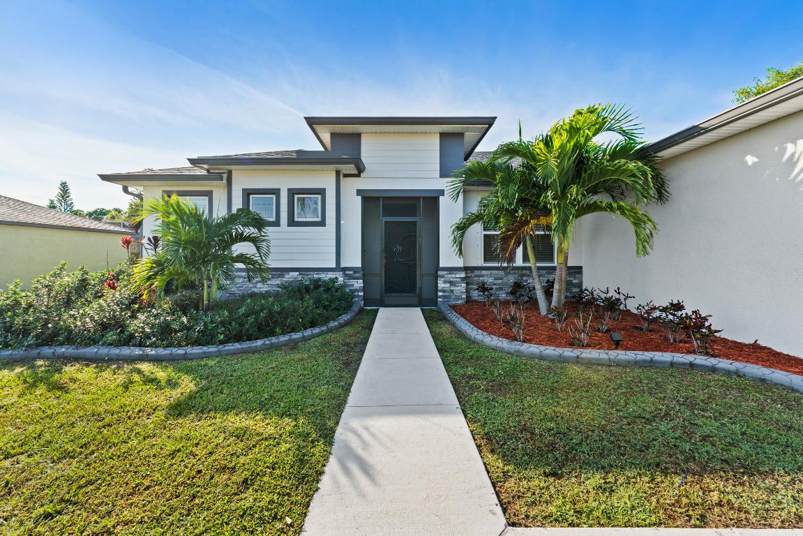 476 SW Crawfish Dr Port St Lucie, FL 34953