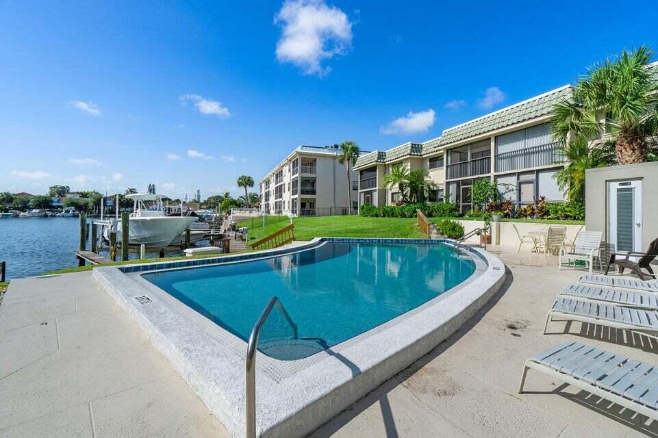 714 Northlake #208 North Palm Beach, FL 33408