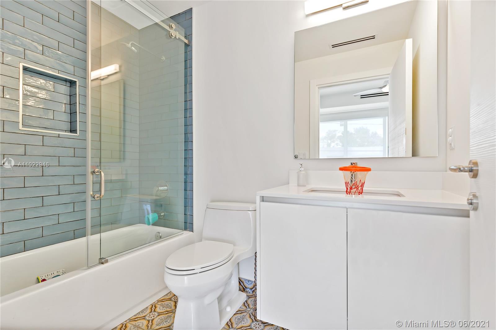 3375 Oak Ave Miami, FL 33133