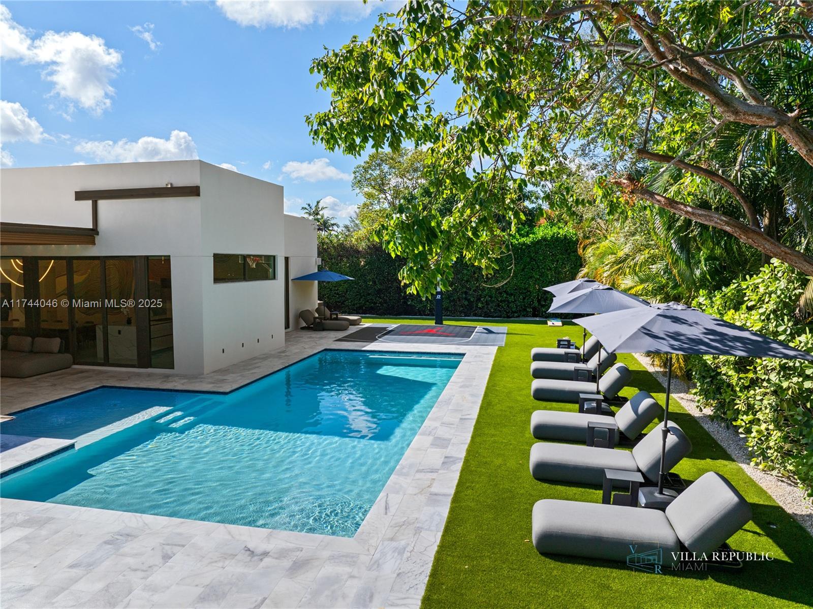 1941 NE 196th Ter Miami, FL 33179