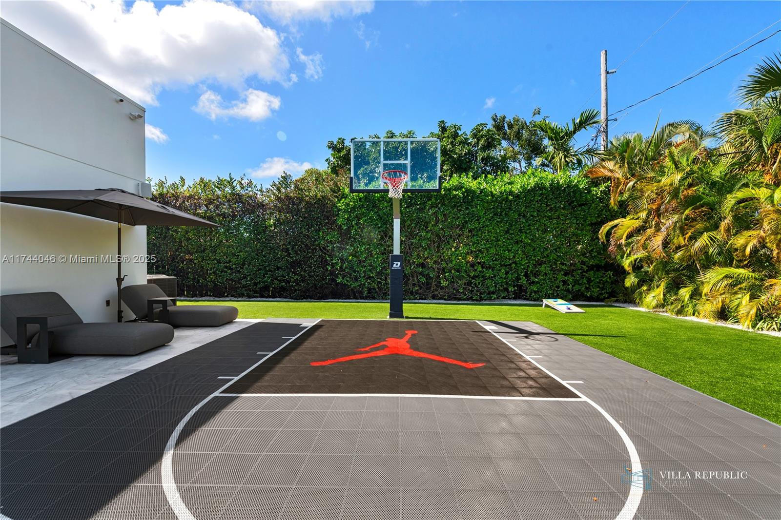 1941 NE 196th Ter Miami, FL 33179