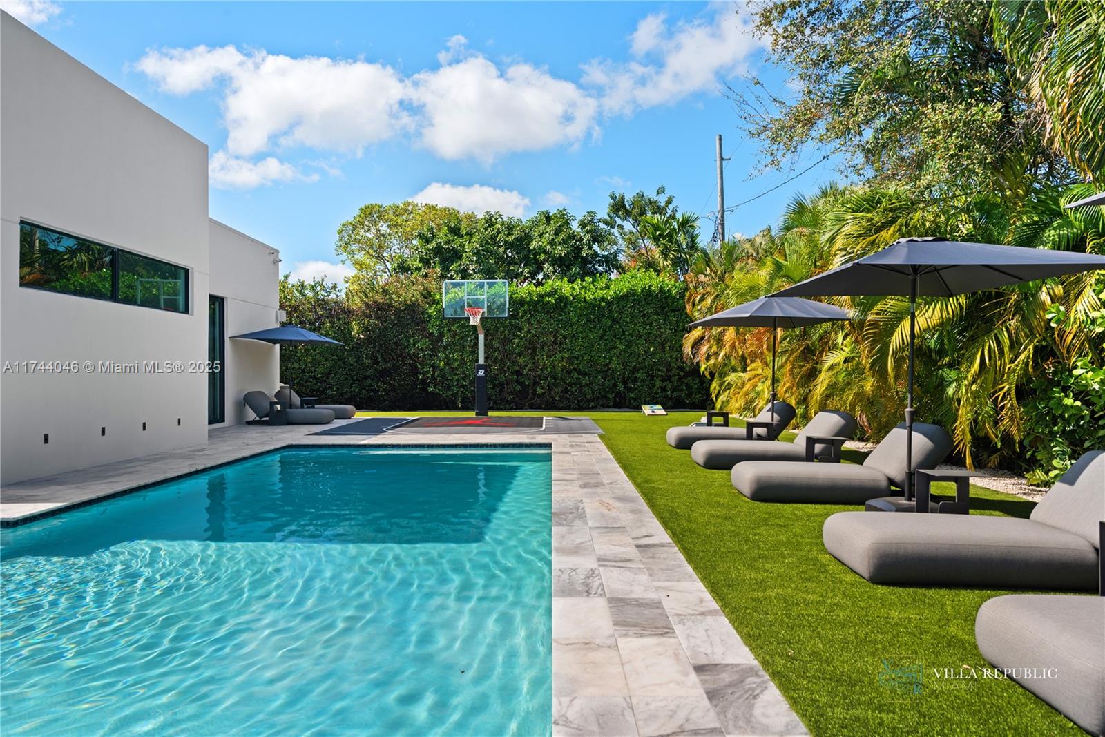 1941 NE 196th Ter Miami, FL 33179